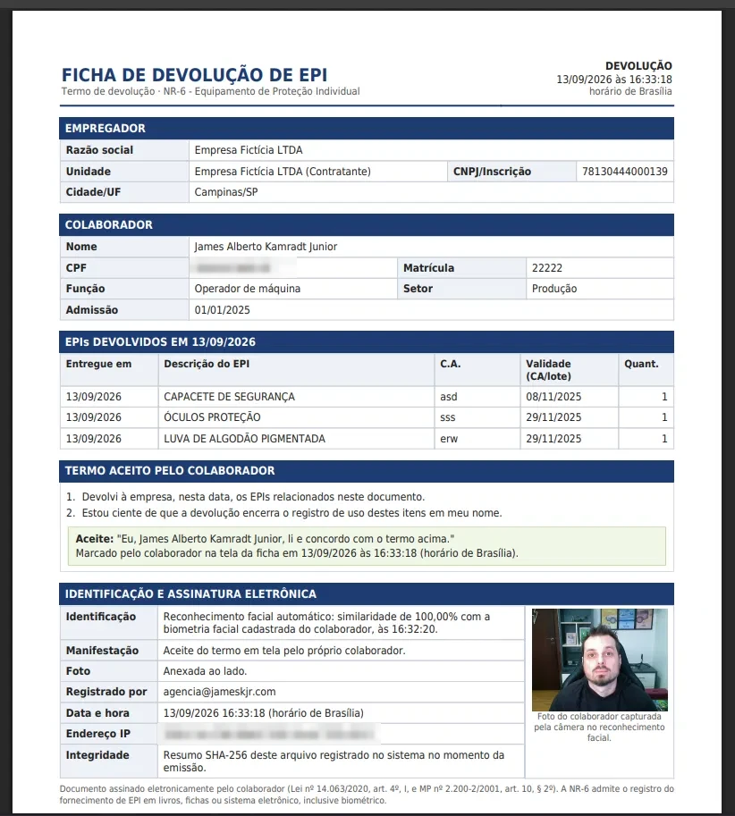 Ficha de devolução de EPI em PDF com empregador, colaborador, EPIs devolvidos com CA e validade, termo aceito e bloco de identificação com a foto do colaborador