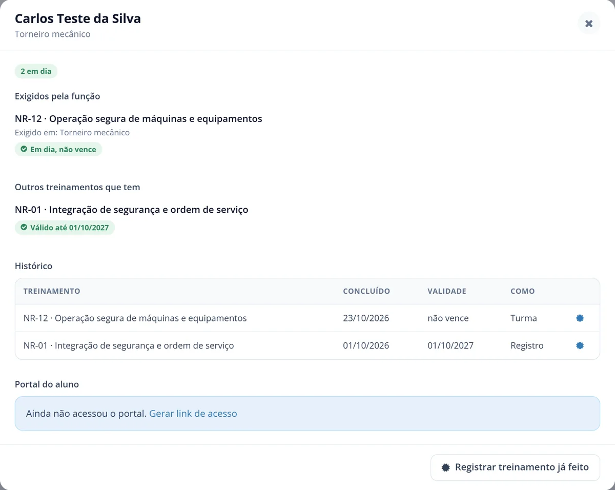 Ficha de treinamentos do funcionário com NR-12 em dia, NR-01 válido até 01/10/2027 e o histórico